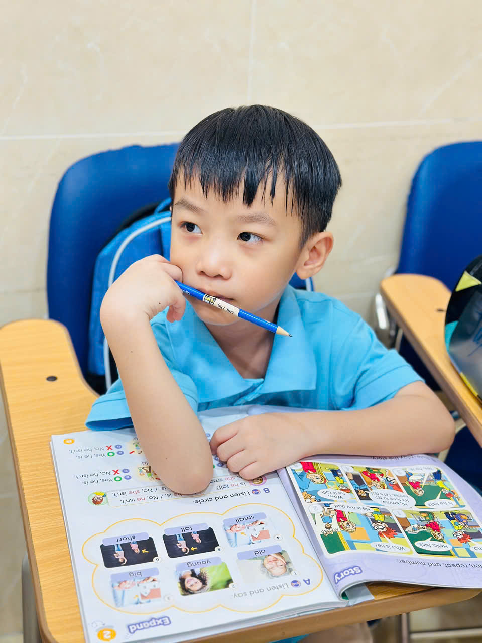 Bé đang trầm tư